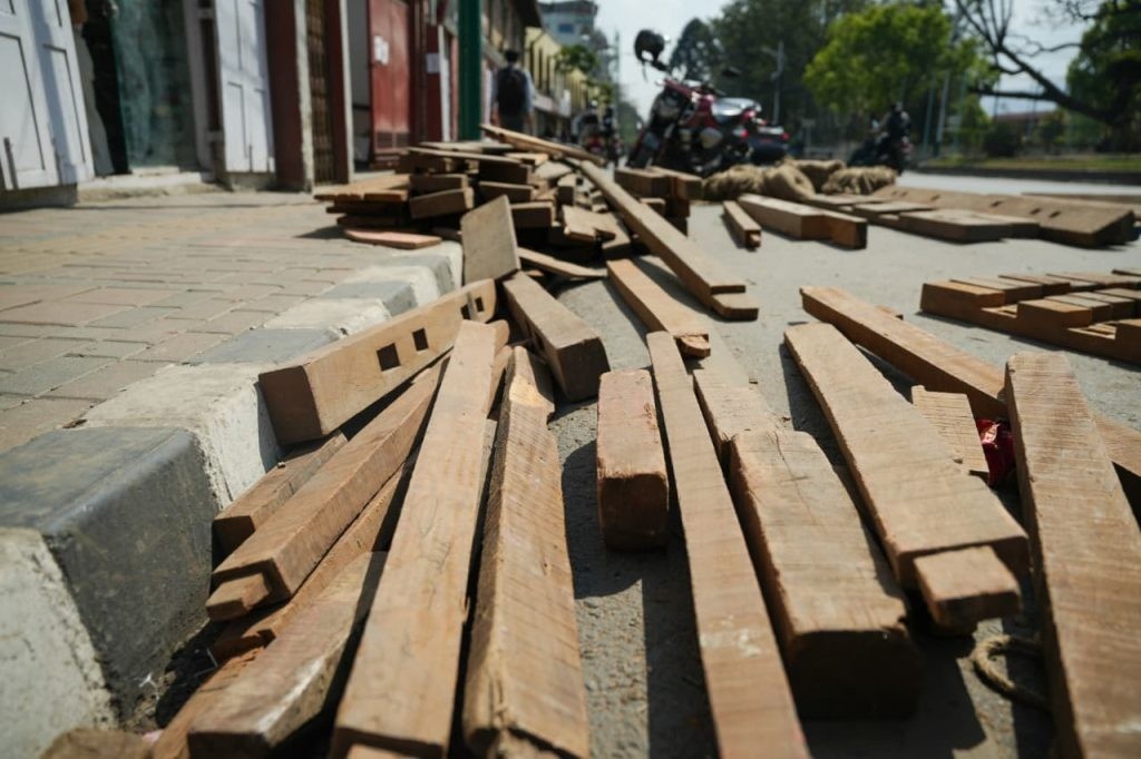 सेतो मच्छेन्द्रनाथको रथ निर्माण गरिँदै